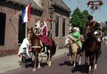 849807 Afbeelding van een gekostumeerde optocht in de Overstraat te Amerongen tijdens de viering van 700 jaar Amerongen.